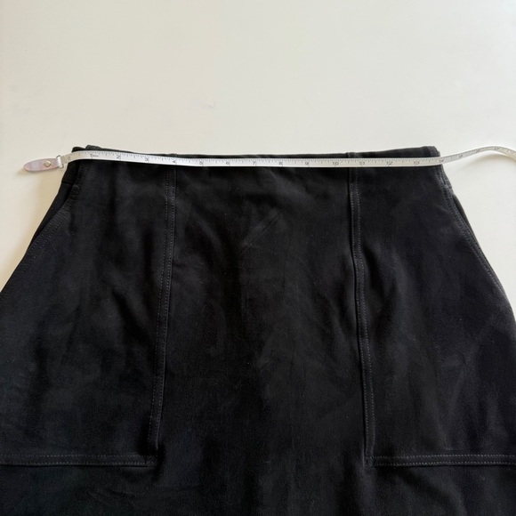 Banana Republic-Vegan Suede-Mini Skirt-Pockets-Back Zip-Size 4 - Picture 8 of 9